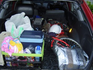 de auto vol met spullen